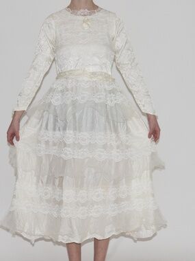 Vintage white lace wedding dress tiered lace size small/medium long sleeve